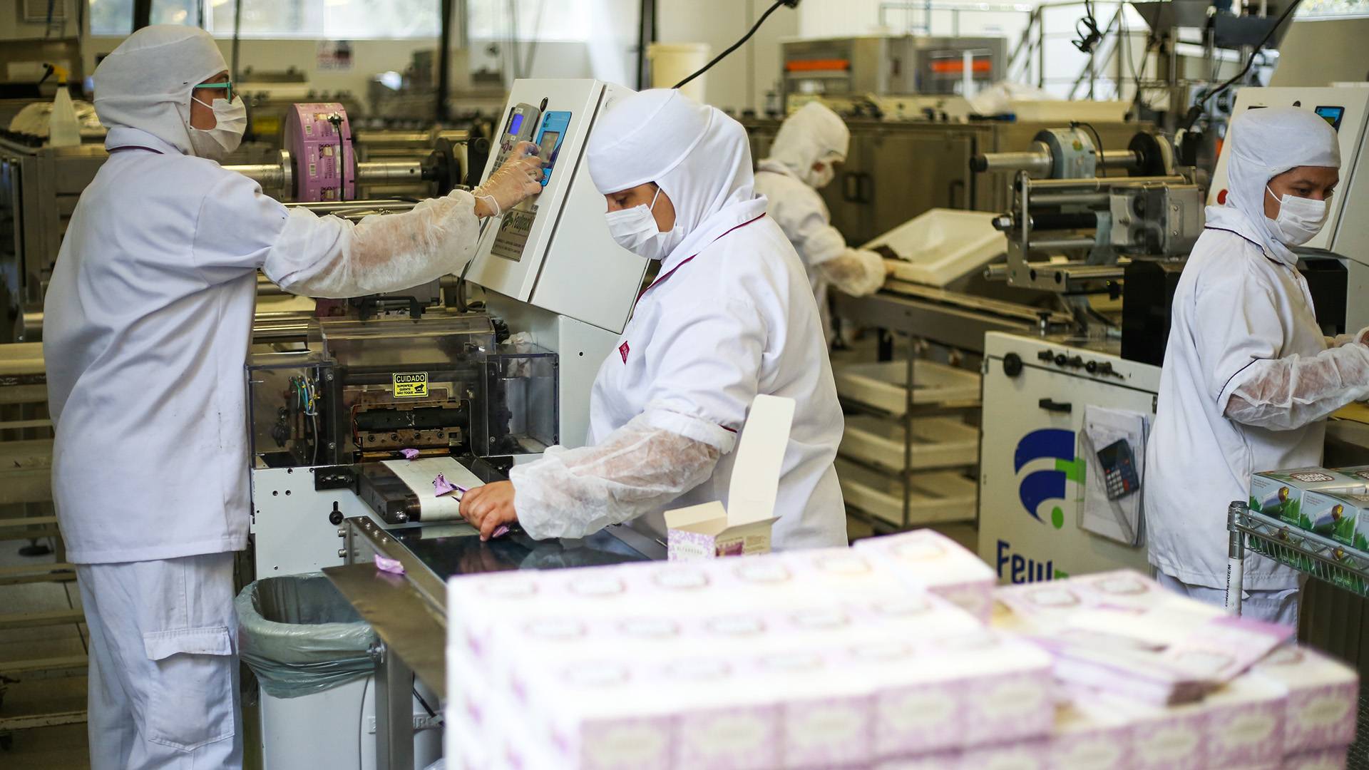 Linha de produção de uma indústria: impostos em cascata encarecem produto nacional