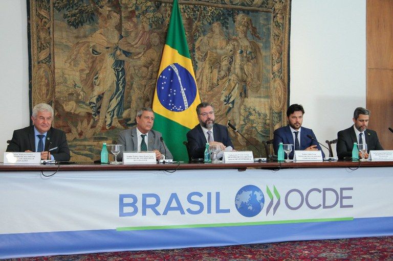 Brasil retoma campanha para entrar na OCDE. Como a eleição nos EUA afeta esse processo Ministros brasileiros durante apresentação dos estudos “A Caminho da Era Digital no Brasil” e “Telecomunicações e Radiodifusão no Brasil”, elaborados pela OCDE.