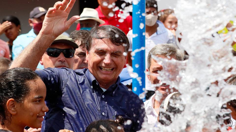 Presidente Jair Bolsonaro se diverte com crianças durante inauguração de sistema de abastecimento de água na comunidade do Distrito de Piau, em Alagoas.