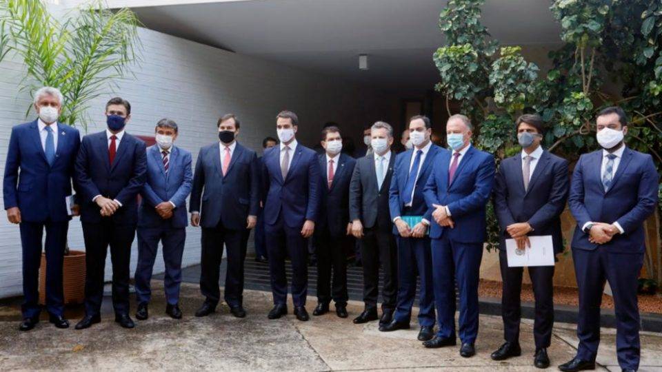 Governadores de oitos estados e mais o DF se reuniram com o presidente da Câmara, Rodrigo Maia, em busca de apoio à vacina contra Covid-19.