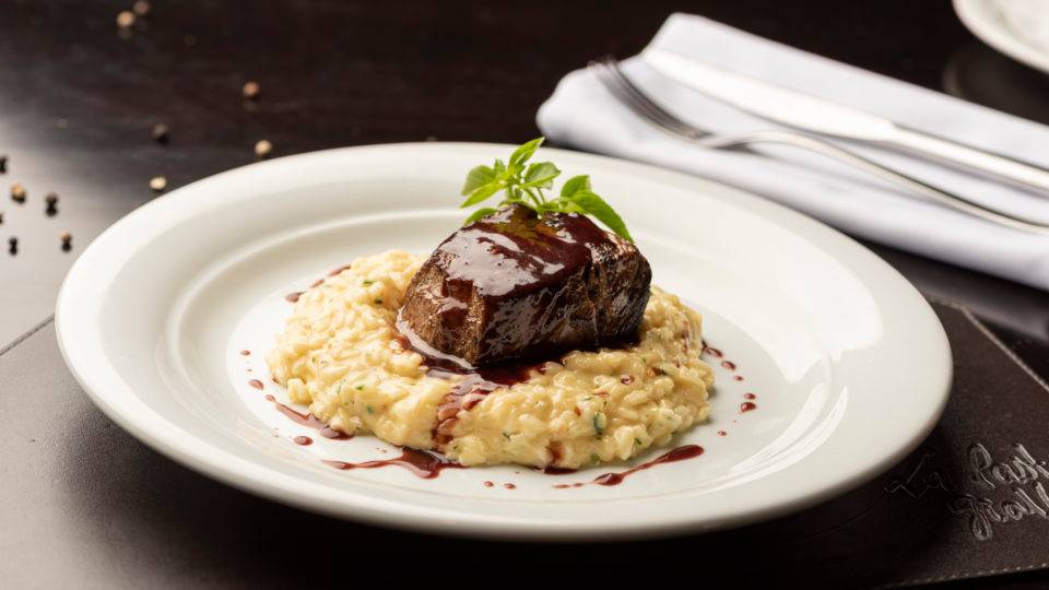 Medalhão de filé mignon ao molho de vinho do Porto com risoto de Grana Padano, opção nas três unidades do La Pasta Gialla.