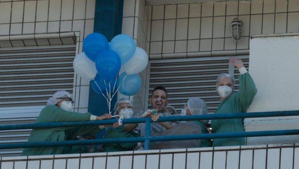 Guilherme Kowalsqui Lima recebe homenagem no hospital ao sair da UTI após 101 dias internado por Covid-19.