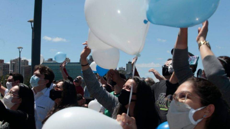 Família de Guilherme Kowalsqui Lima faz serenata e homenagem com balões representando os 101 dias de internamento na UTI.