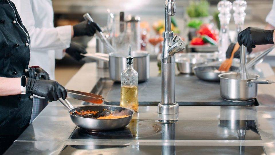 A diferença contratual entre franquia e licenciamento de uma operação de alimentação Cozinha restaurante