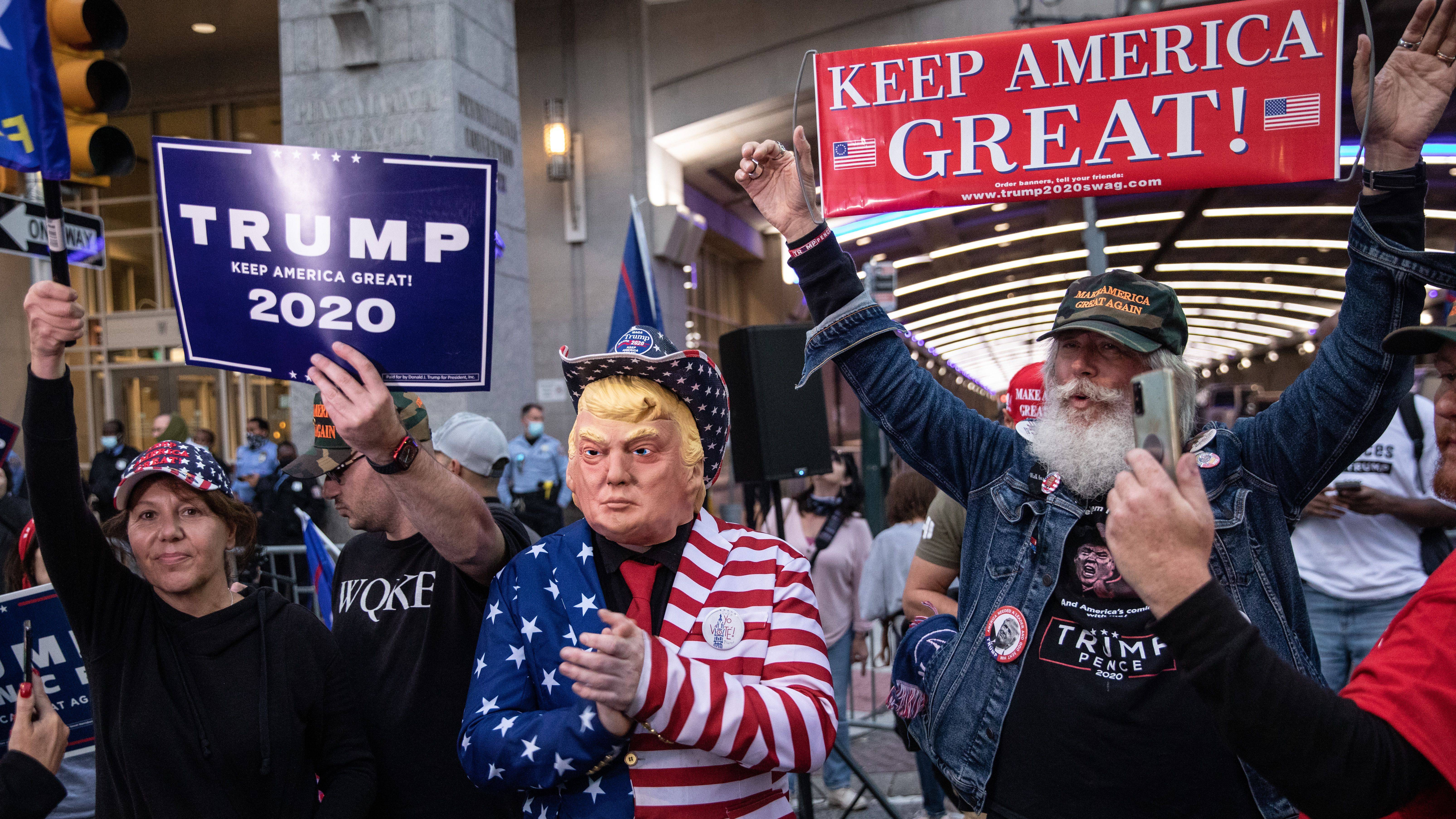 Apoiadores do presidente Donald Trump protestam diante do Pennsylvania Convention Center, na Filadélfia