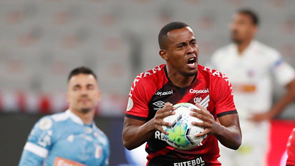 Paraná dificilmente sobe; Athletico sofre, mas vence; Coxa vai bem na estreia de técnico Carlos Eduardo marcou o primeiro gol do Furacão contra o Fortaleza