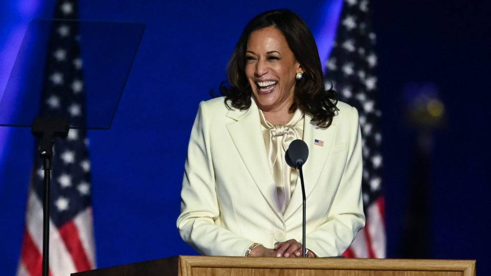 Vice-presidente Kamala Harris discursa antes de Joe Biden neste sábado (7)