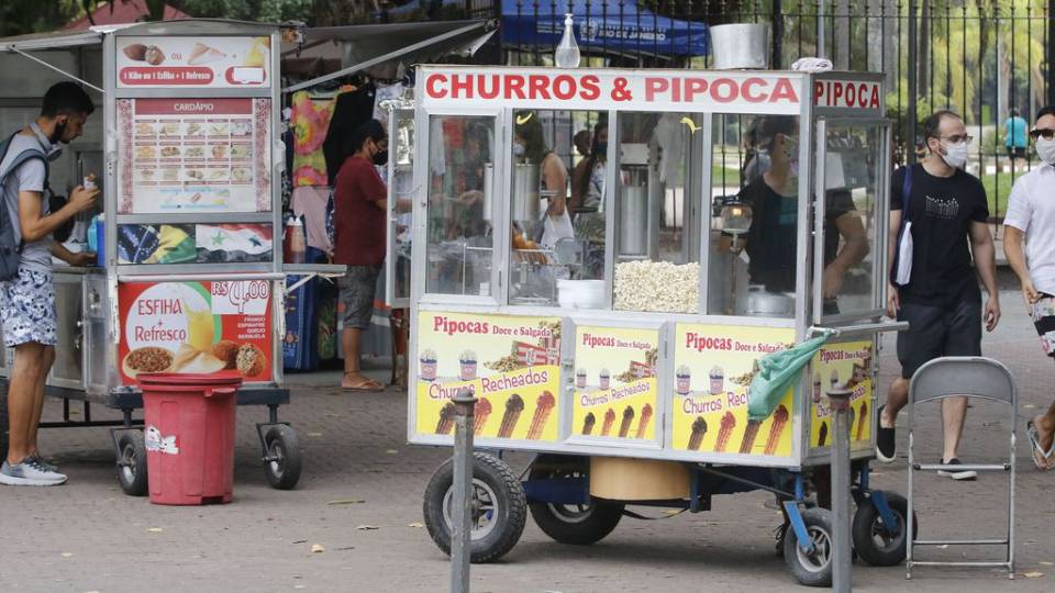 Os 3 fatores que vão puxar a retomada da economia em 2021, segundo o governo Movimento do comércio de rua no Rio de Janeiro: emprego informal deve cair e ajudar na retomada da economia, diz governo.