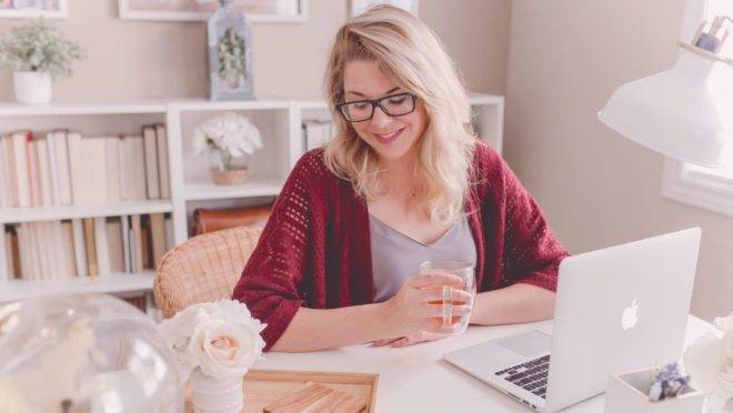É importante que o RH da empresa estimule os funcionários, mas cada um pode fazer sua parte para tornar as reuniões online melhores.
