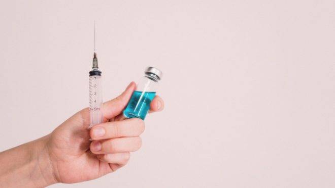 Dados iniciais da fase 3 divulgados pelas farmacêuticas apontam eficácia acima de 90% contra Covid-19.