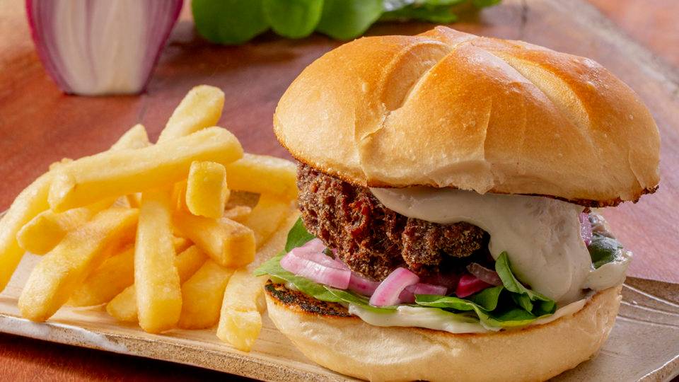 Pão com bolinho do bar O Jardineiro.