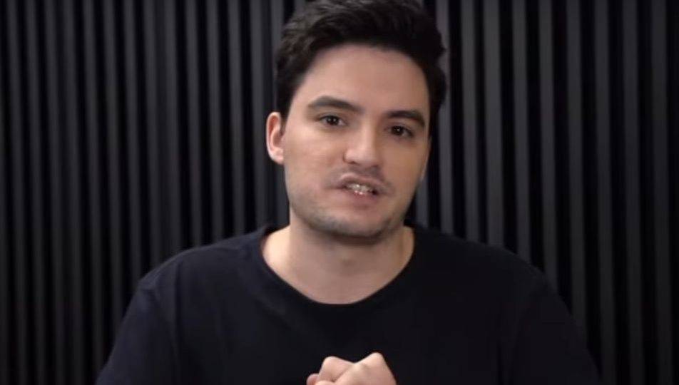 A “bondade” rosa-choque Felipe Neto