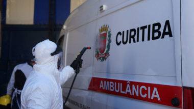 Combate ao coronavírus: higienização de ambulância em Curitiba.