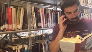 Bibliotecário lê livros por telefone a idosos em casas de repouso de cidade da Espanha O projeto "Contos por telefone" foi idealizado por Juan Sobrino para que idosos continuassem ouvindo histórias mesmo à distância.