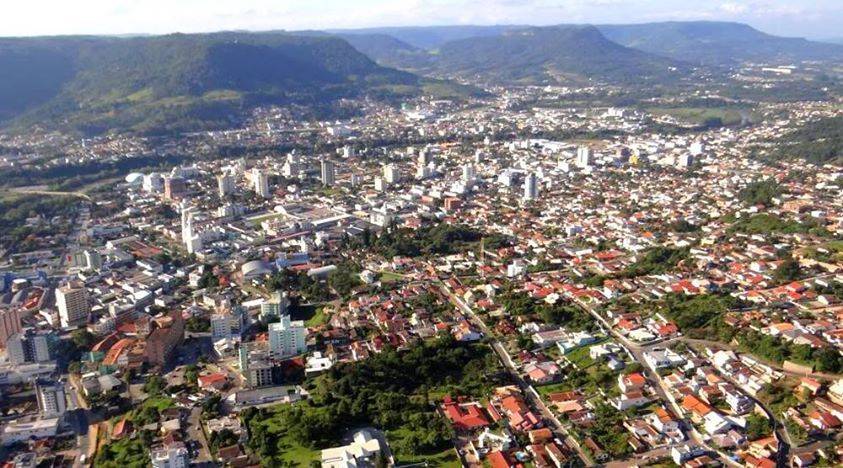 Professora é flagrada “ensinando” que Bolsonaro armou para matar Marielle Imagem aérea de Rio do Sul, em Santa Catarina