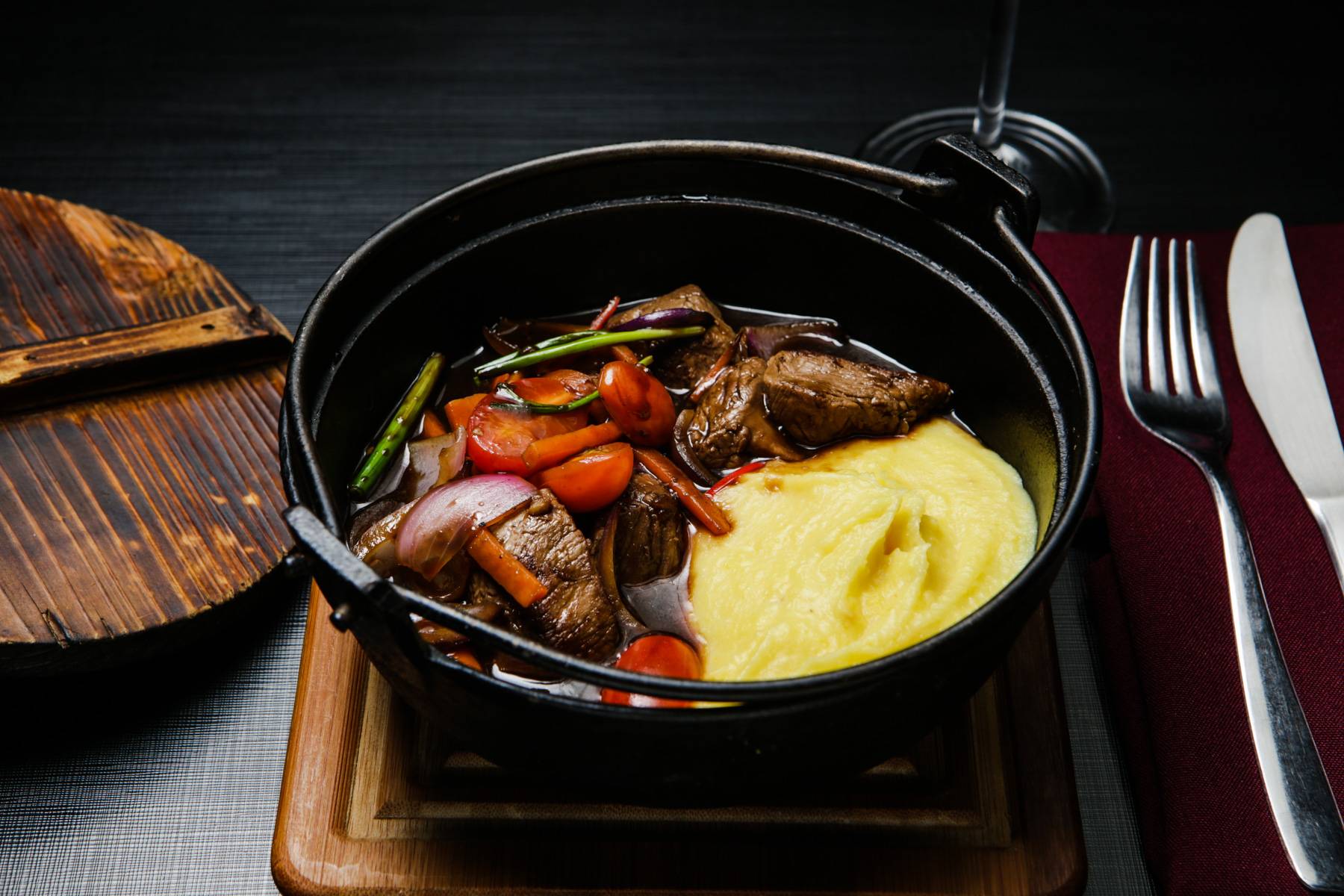 Lomo Saltado Nikkei, opção do restaurante Nuu Nikkei, que combina as culinárias oriental e peruana em Curitiba. Lomo Saltado Nikkei, opção do restaurante Nuu Nikkei, que combina as culinárias oriental e peruana em Curitiba.
