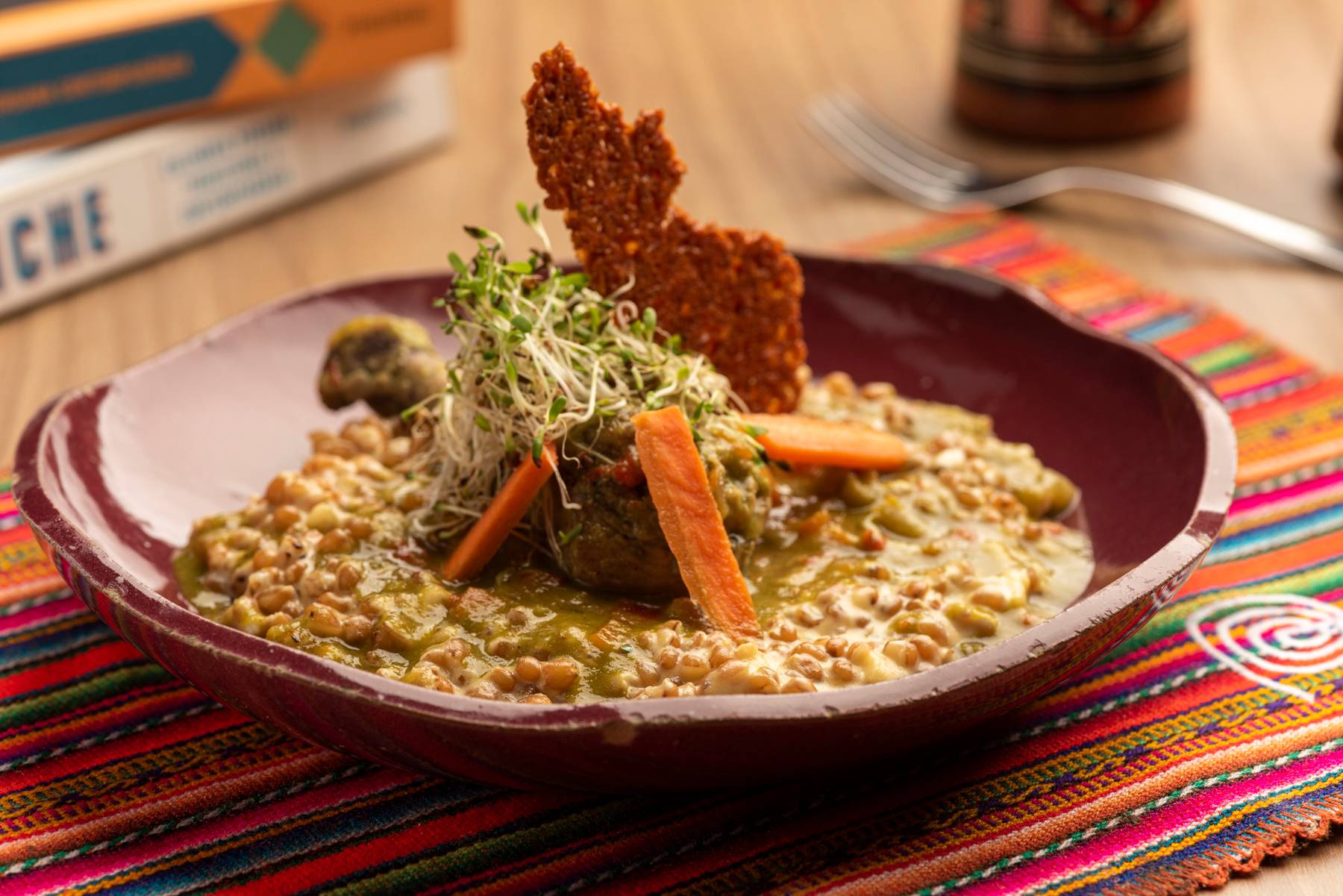 Seco de pollo, prato do menu do QCeviche!, restaurante peruano que traz os sabores marcantes da culinária andina para a capital paraense. Seco de pollo, prato do menu do QCeviche!, restaurante peruano que traz os sabores marcantes da culinária andina para a capital paraense.