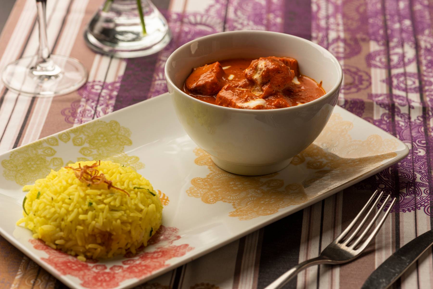 Um dos restaurantes indianos mais tradicionais de Curitiba, o Swadisht traz um menu com receitas e especiarias típicas do país asiático. Um dos restaurantes indianos mais tradicionais de Curitiba, o Swadisht traz um menu com receitas e especiarias típicas do país asiático.