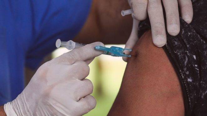Apesar de ser a terceira vez que estudo de vacina é interrompido, procedimento é normal e garante segurança