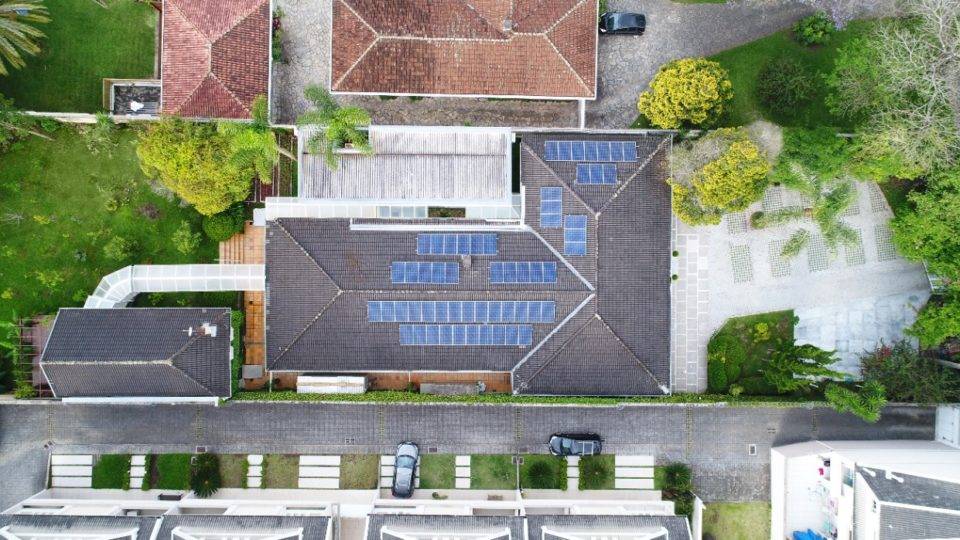 Escritório de Curitiba é a 1ª edificação do Brasil a zerar as emissões de gases do efeito estufa Vista aérea da sede do escritório de Curitiba que foi o primeiro edifício brasileiro a receber a certificação LEED Zero Carbon.