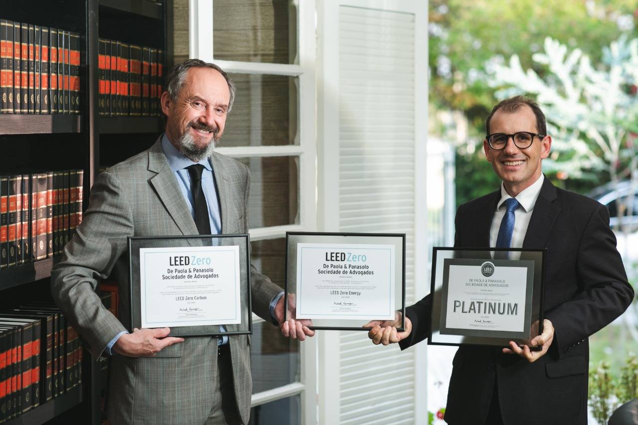 Os sócios Leonardo Sperb de Paola e Alessandro Panasolo com as três certificações LEED alcançadas pelo escritório. Os sócios Leonardo Sperb de Paola e Alessandro Panasolo com as três certificações LEED alcançadas pelo escritório.