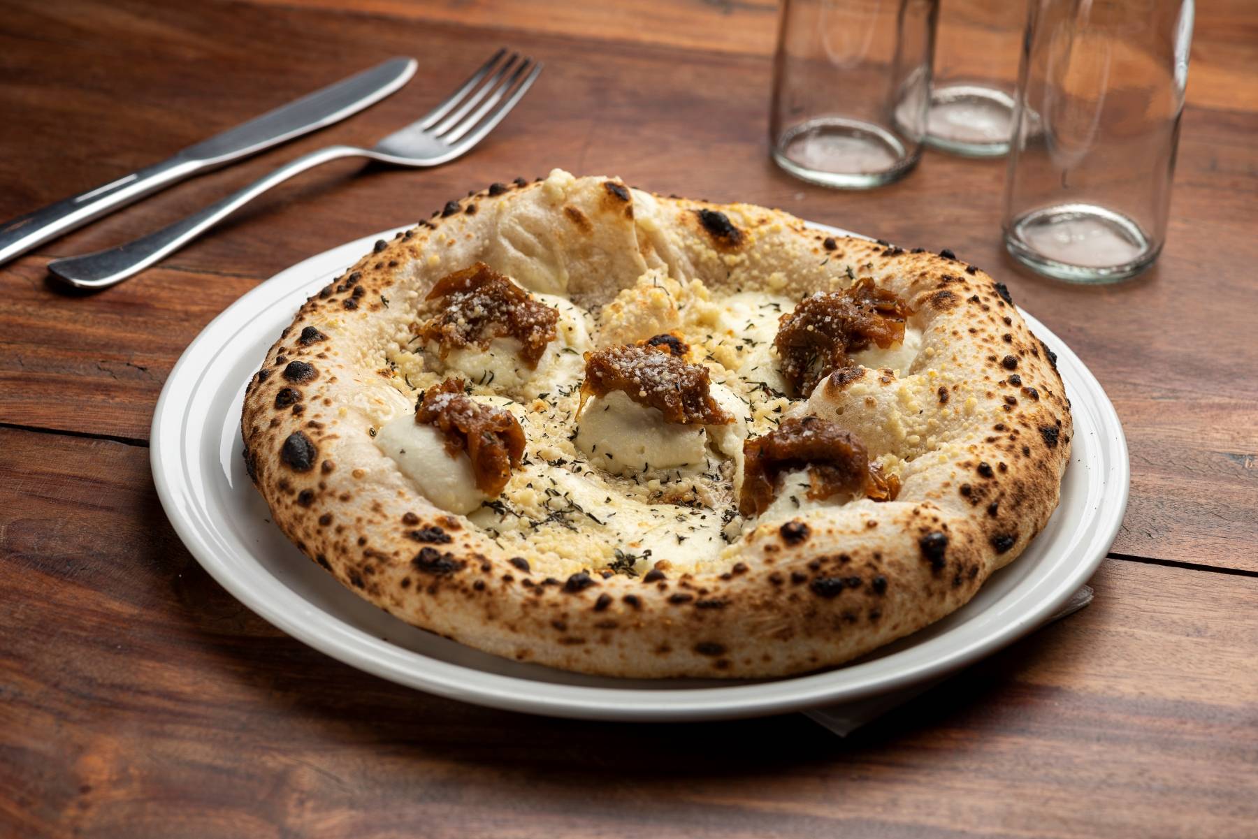 Pizza cipolla, com ricota, pecorino, cebola caramelizada, tomilho e flor de sal, do Madá Pizza & Vinho Ecoville, Pizza cipolla, com ricota, pecorino, cebola caramelizada, tomilho e flor de sal, do Madá Pizza & Vinho Ecoville,