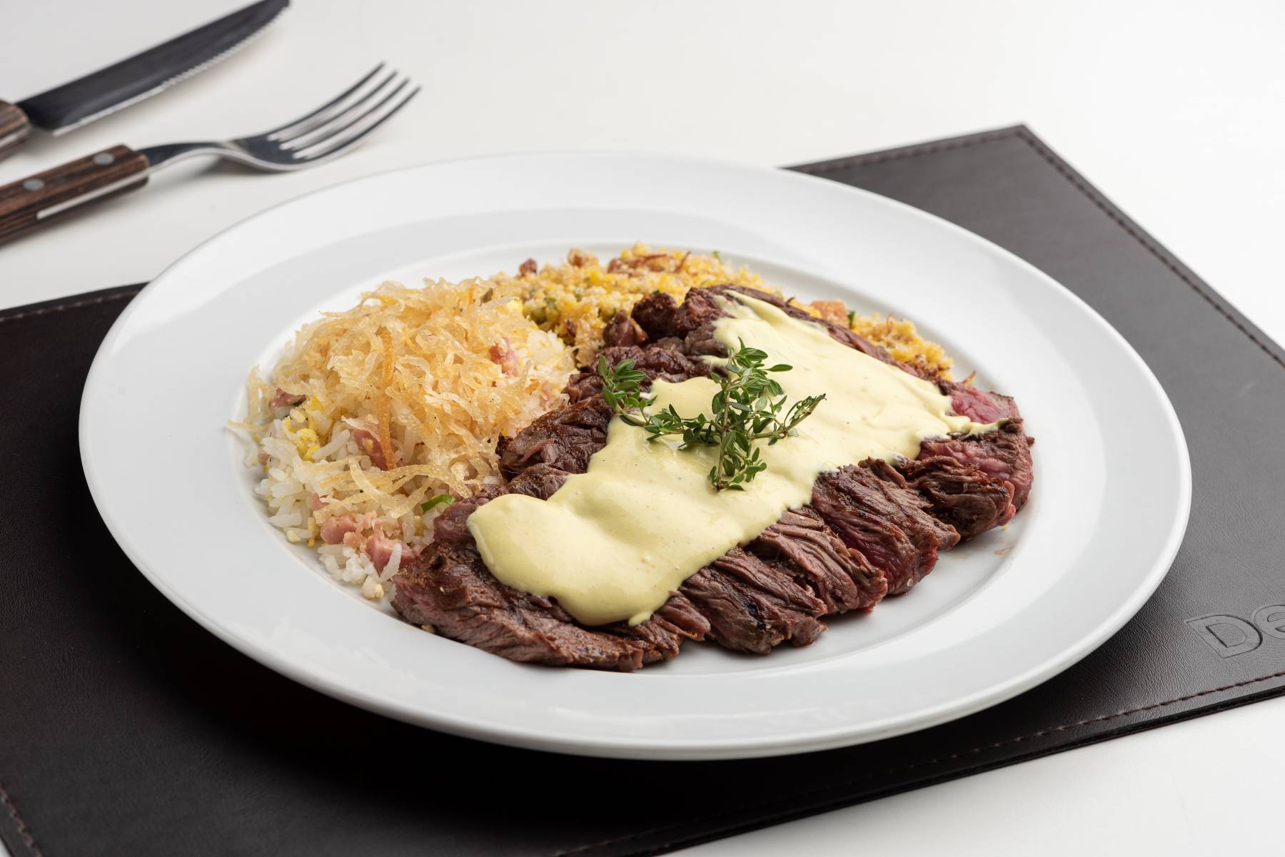 Fraldinha com farofa Devons e arroz biro-biro, da Devons Steak House. Fraldinha com farofa Devons e arroz biro-biro, da Devons Steak House.