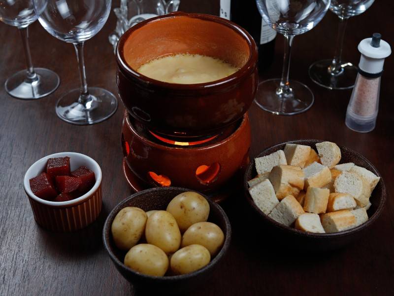 Petit Fondue Suíço, do Château de Gazon, acompanhado de pães, minibatatas e goiabada. Petit Fondue Suíço, do Château de Gazon, acompanhado de pães, minibatatas e goiabada.