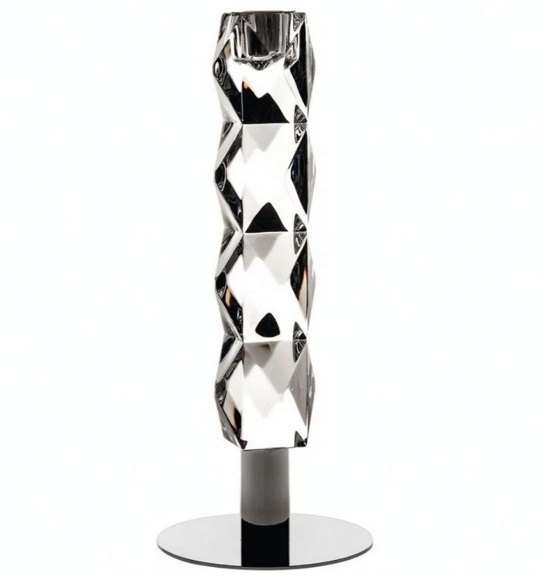 Castiçal chama a atenção pela qualidade de seu cristal. Castiçal chama a atenção pela qualidade de seu cristal.