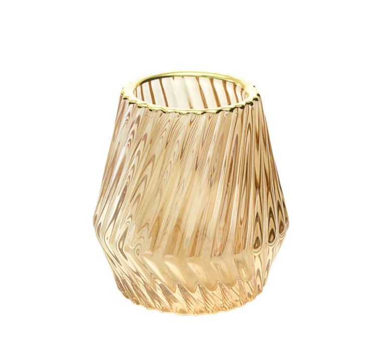 Este porta vela se destaca pela sua cor champagne. Este porta vela se destaca pela sua cor champagne.