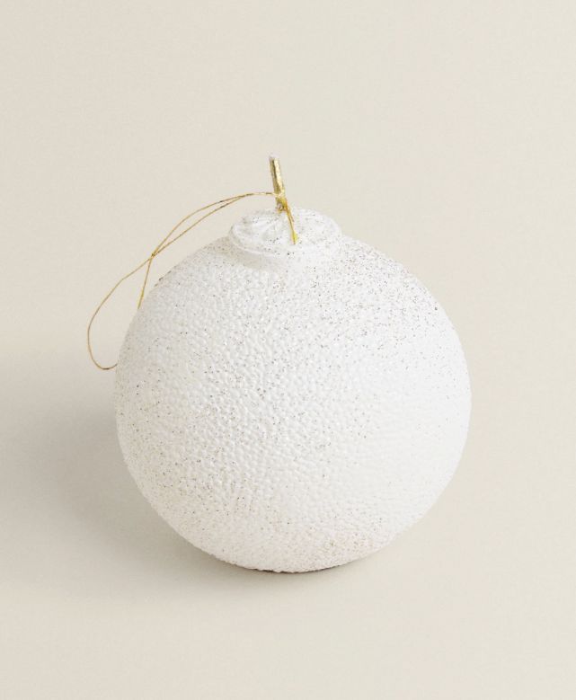 Em formato de bola, esta vela é uma ótima aquisição para quem já está no clima natalino. Em formato de bola, esta vela é uma ótima aquisição para quem já está no clima natalino.