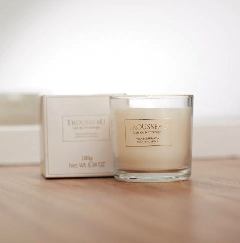 Design simples e fragrâncias certeiras impulsionam esta vela. Design simples e fragrâncias certeiras impulsionam esta vela.