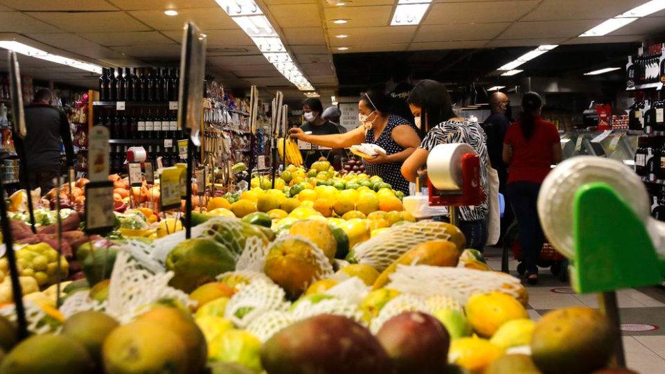 Como a volta do tributo sobre a cesta básica pode ajudar a bancar o novo Bolsa Família Como a volta do tributo sobre a cesta básica pode ajudar a bancar o novo Bolsa Família