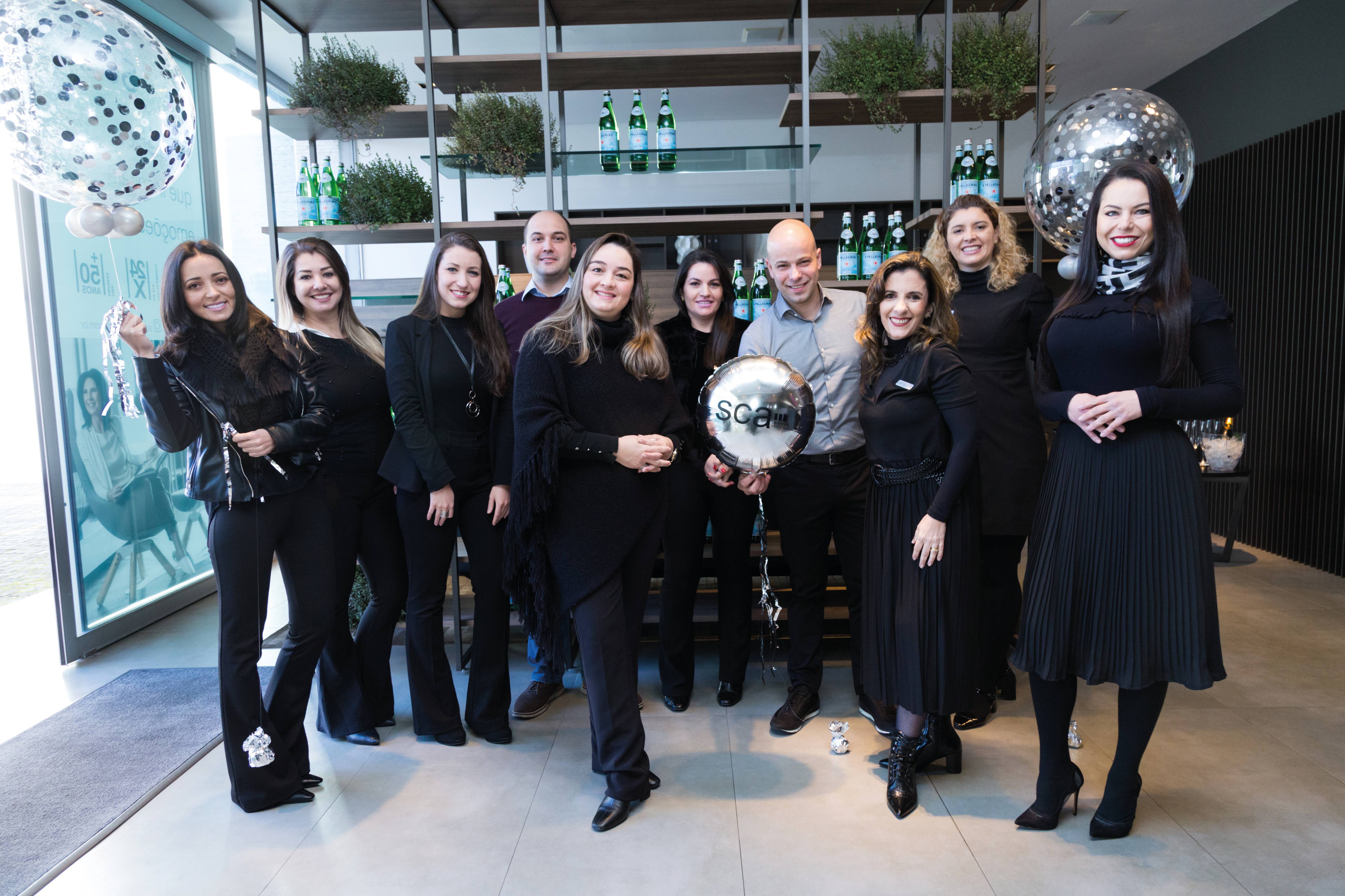 Equipe SCA Curitiba comemora o reconhecimento como destaque entre as revendas da marca.