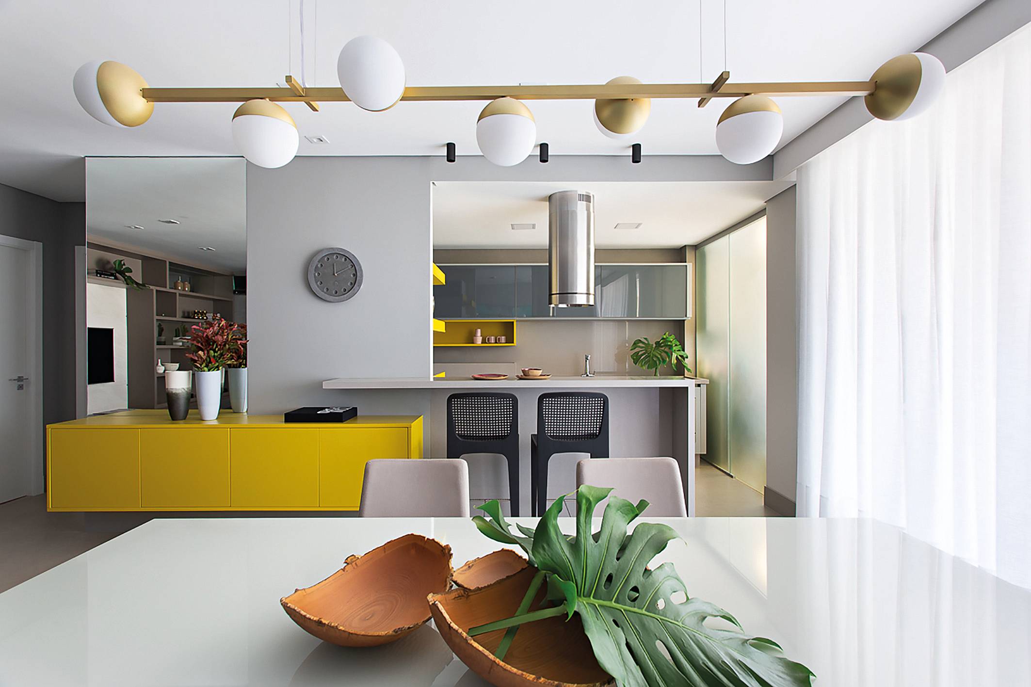 Cozinhas modernas integram diferentes partes da casa em uma só área. Cozinhas modernas integram diferentes partes da casa em uma só área.