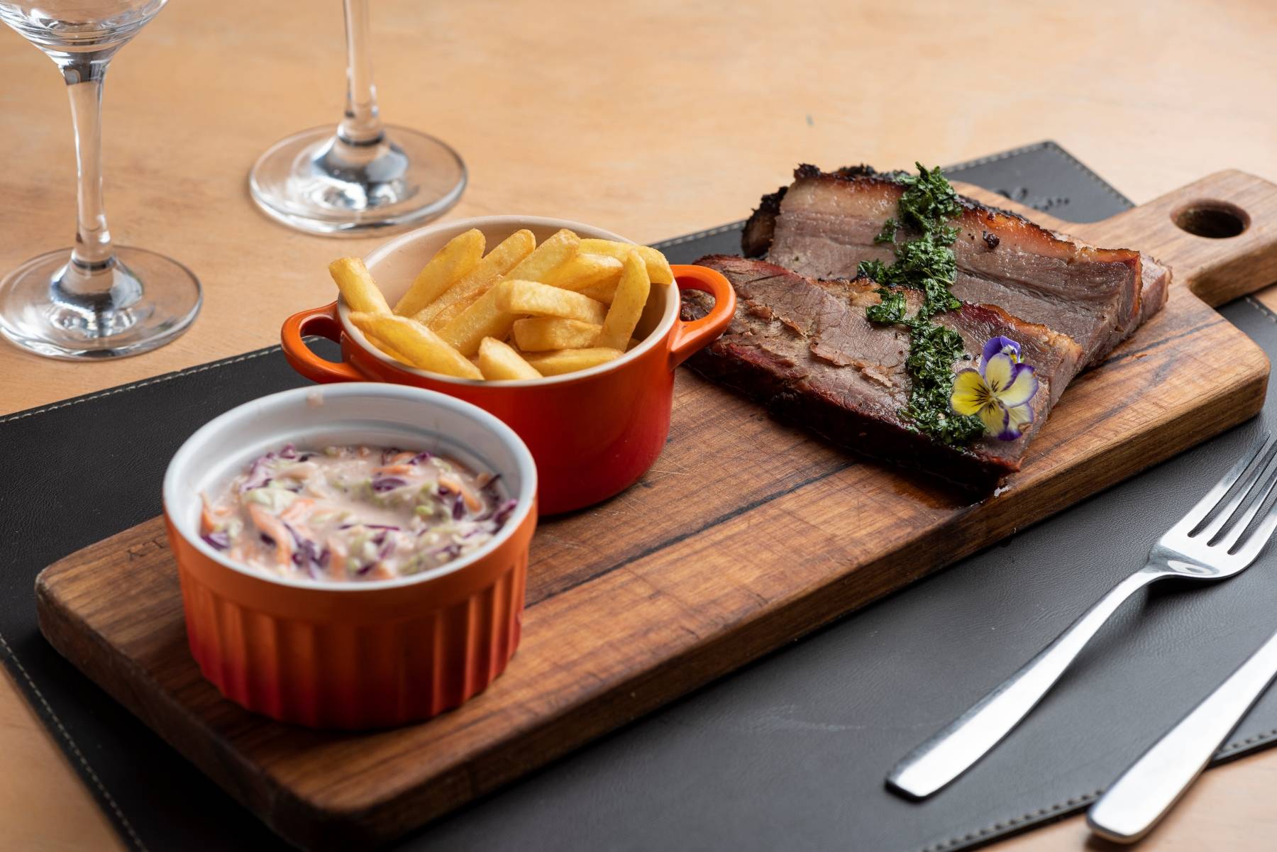 Brisket defumado com coleslaw (salada de repolho) e fritas, opção do almoço do Pimenta Brasserie. Brisket defumado com coleslaw (salada de repolho) e fritas, opção do almoço do Pimenta Brasserie.