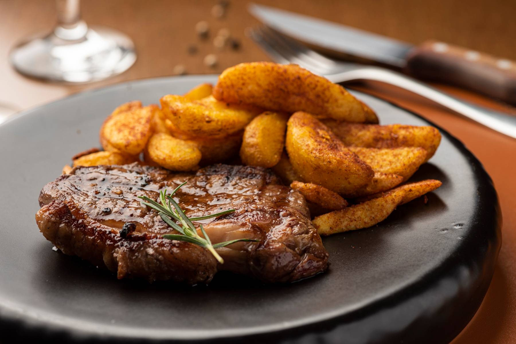 Bife de chorizo com batatas rústicas, opção das três unidades do Bull Prime Carnes Nobres (Batel, Cabral e Pátio Batel). Bife de chorizo com batatas rústicas, opção das três unidades do Bull Prime Carnes Nobres (Batel, Cabral e Pátio Batel).