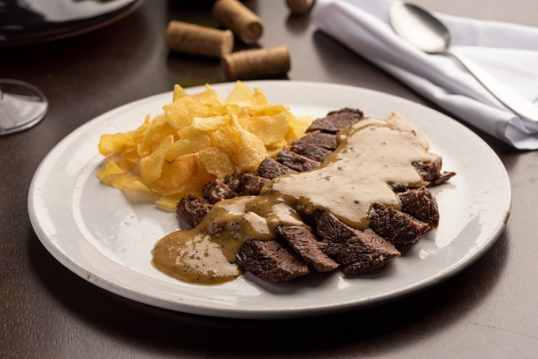 Entrecôte do Ernesto Ristorante, acompanhado de arroz branco, batatinha chips e molho de pimenta. Entrecôte do Ernesto Ristorante, acompanhado de arroz branco, batatinha chips e molho de pimenta.