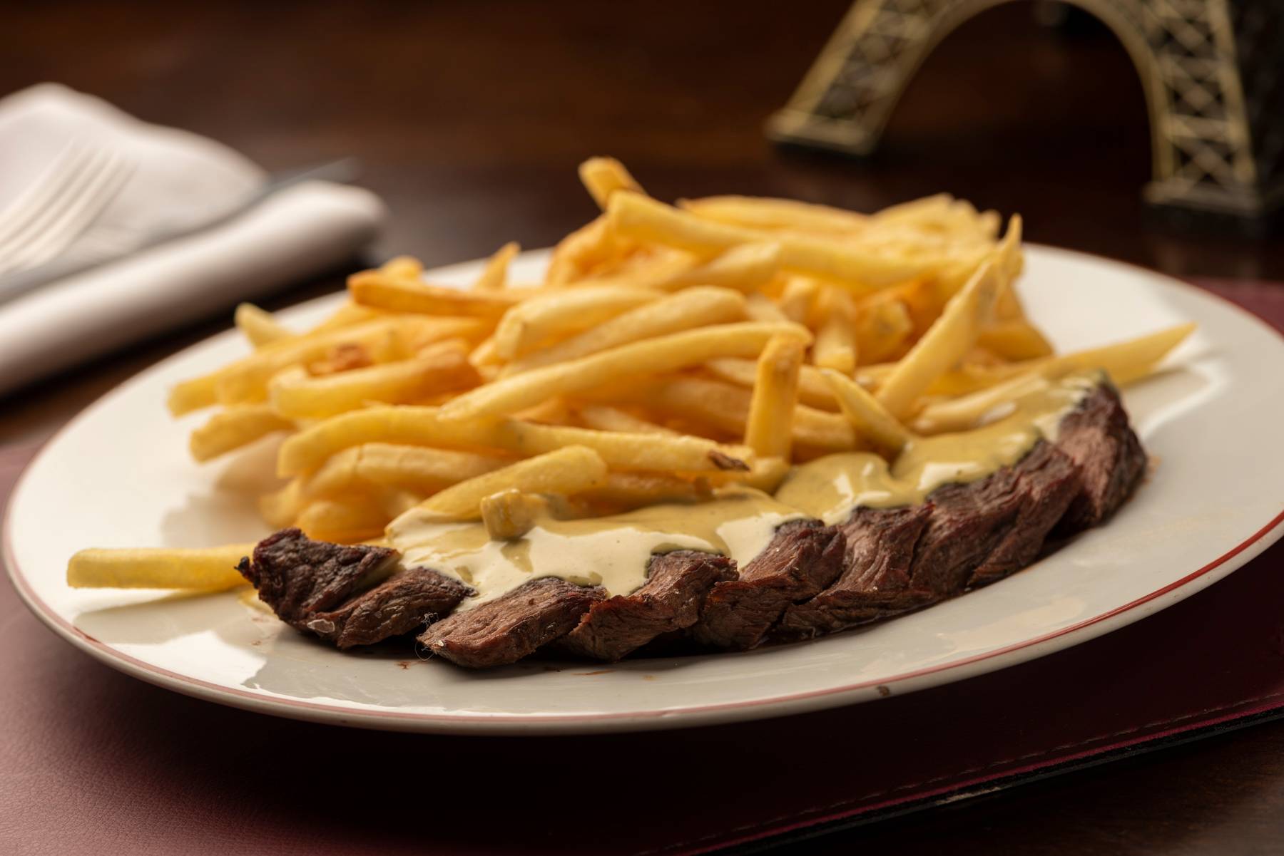 O prato que dá nome ao L'Entrecôte de Paris, que é acompanhado por fritas e molho especial da casa. O prato que dá nome ao L'Entrecôte de Paris, que é acompanhado por fritas e molho especial da casa.