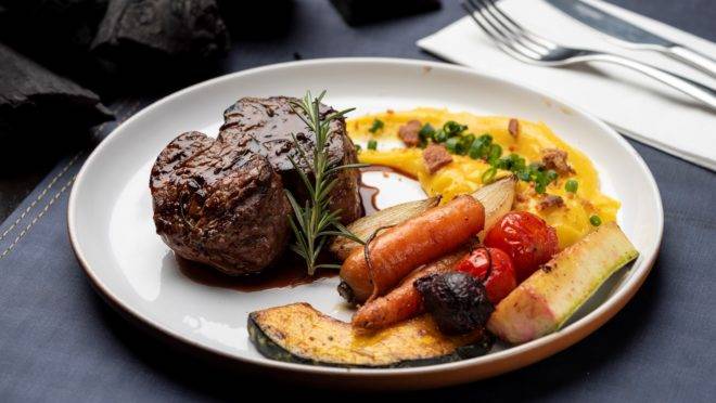 Mignon grelhado com purê de mandioquinha-baroa e legumes orgânicos, uma das opções de carnes do La Vaca Steakhouse.