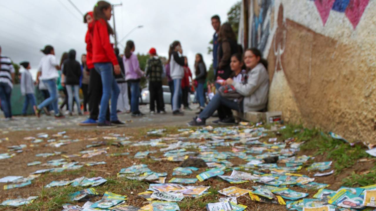 Santinhos de candidatos a vereador e prefeito na eleição de 2016.