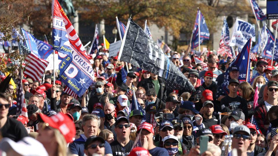 Em Washington, Trump comparece em manifestação e cumprimenta apoiadores