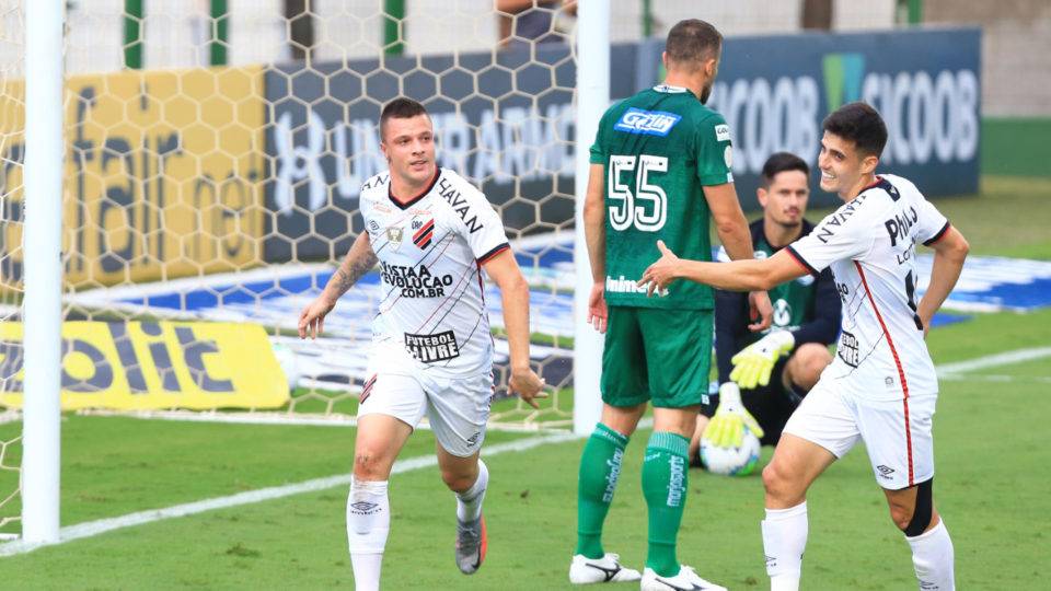 Athletico vence o Goiás e alcança segunda vitória consecutiva Kayser comemora o gol da vitória do Athletico sobre o Goiás
