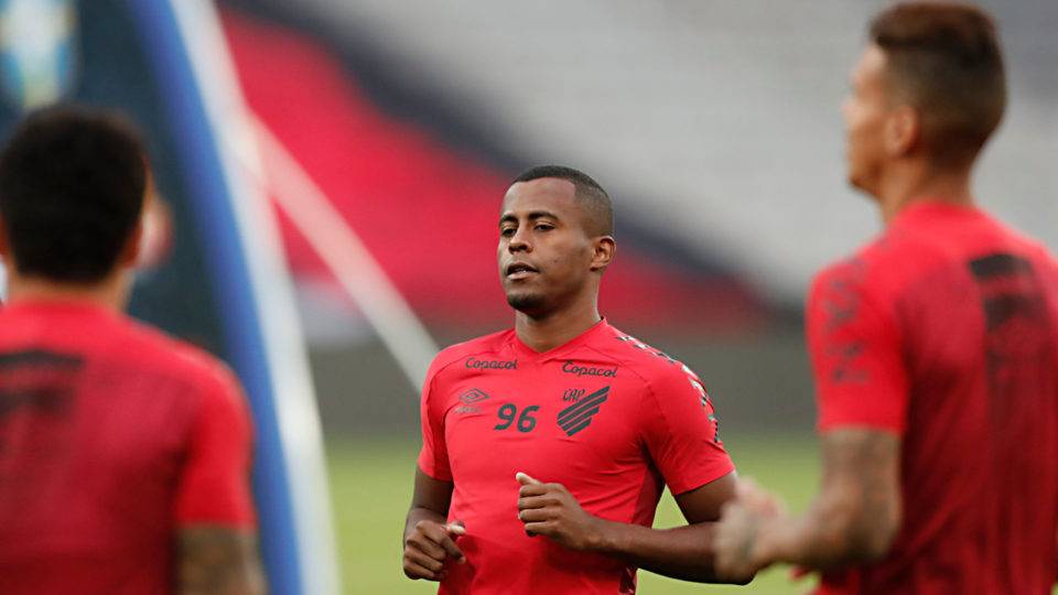 Contestado, atacante credita melhora a Autuori e pede: “Que possam me aplaudir” Carlos Eduardo celebra melhora de rendimento no Athletico