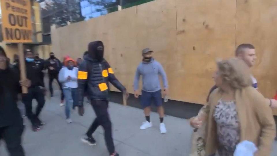 Integrantes do Black Lives Matter atacam casal de idosos que deixavam manifestação