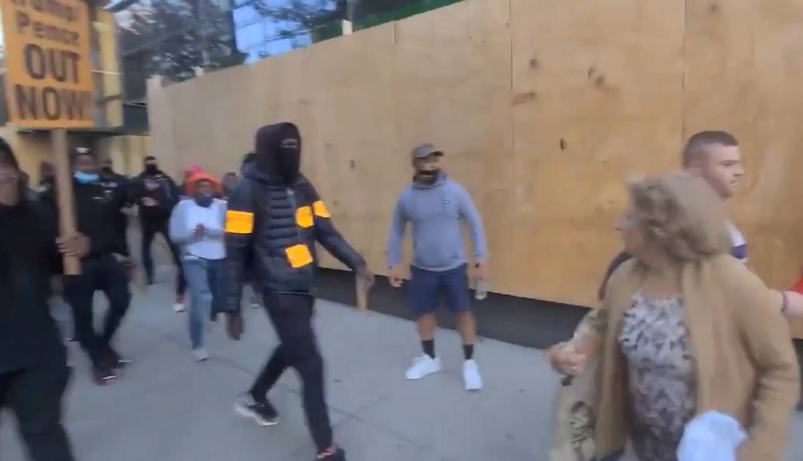 Membros do BLM têm se dividido em grupos para agredir manifestantes em menor número que deixam o ato pró-Trump