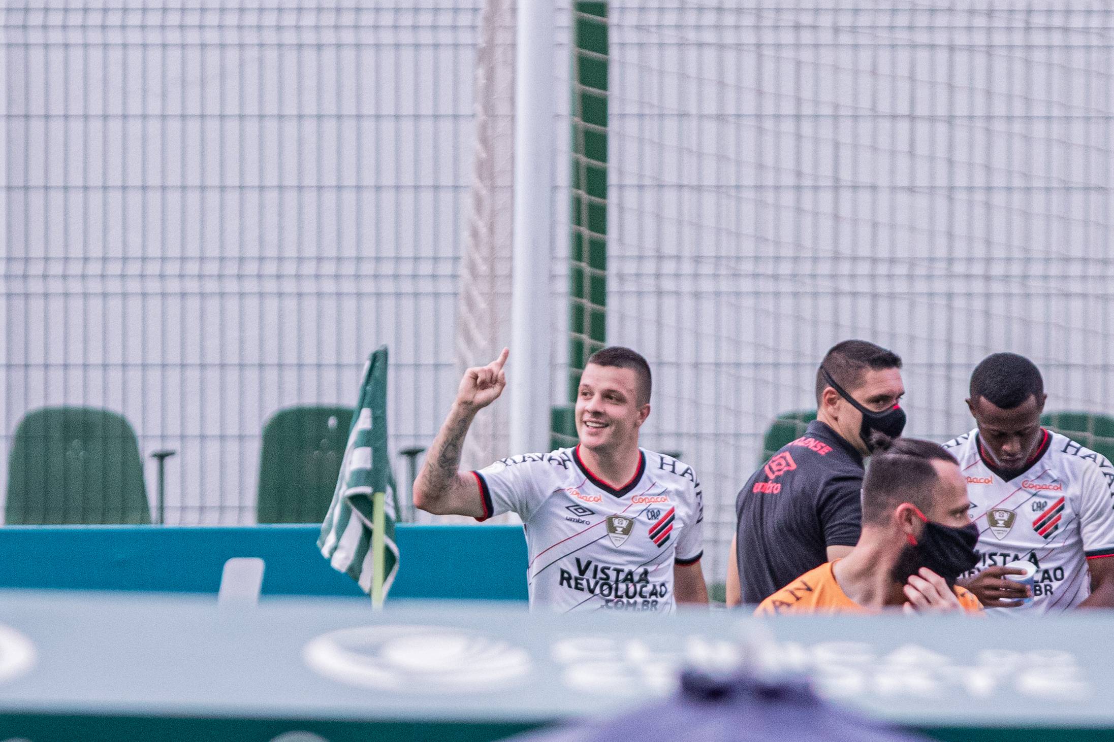 Kayzer celebra, com Carlos Eduardo ao fundo: Furacão emplacou segunda vitória seguida. Foto: Heber Gomes/Estadão Conteúdo Kayzer celebra, com Carlos Eduardo ao fundo: Furacão emplacou segunda vitória seguida. Foto: Heber Gomes/Estadão Conteúdo