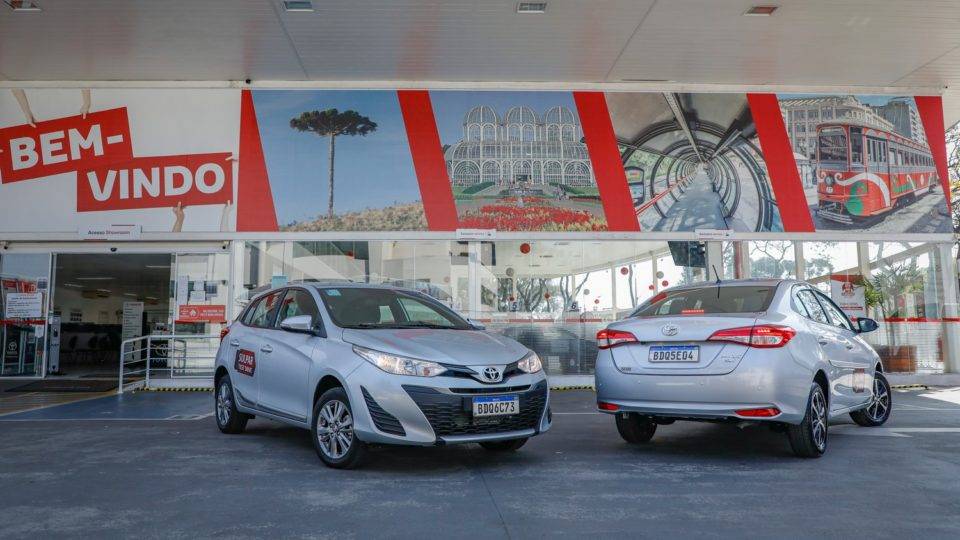 Toyota Yaris em frente à concessionária Sulpar, no Alto da XV.