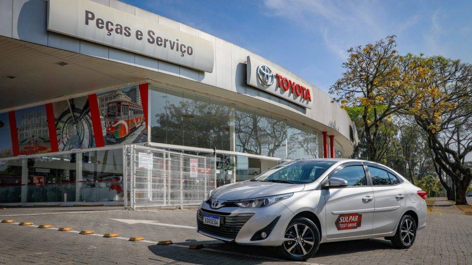 Toyota Yaris em frente à concessionária Sulpar, no Alto da XV.