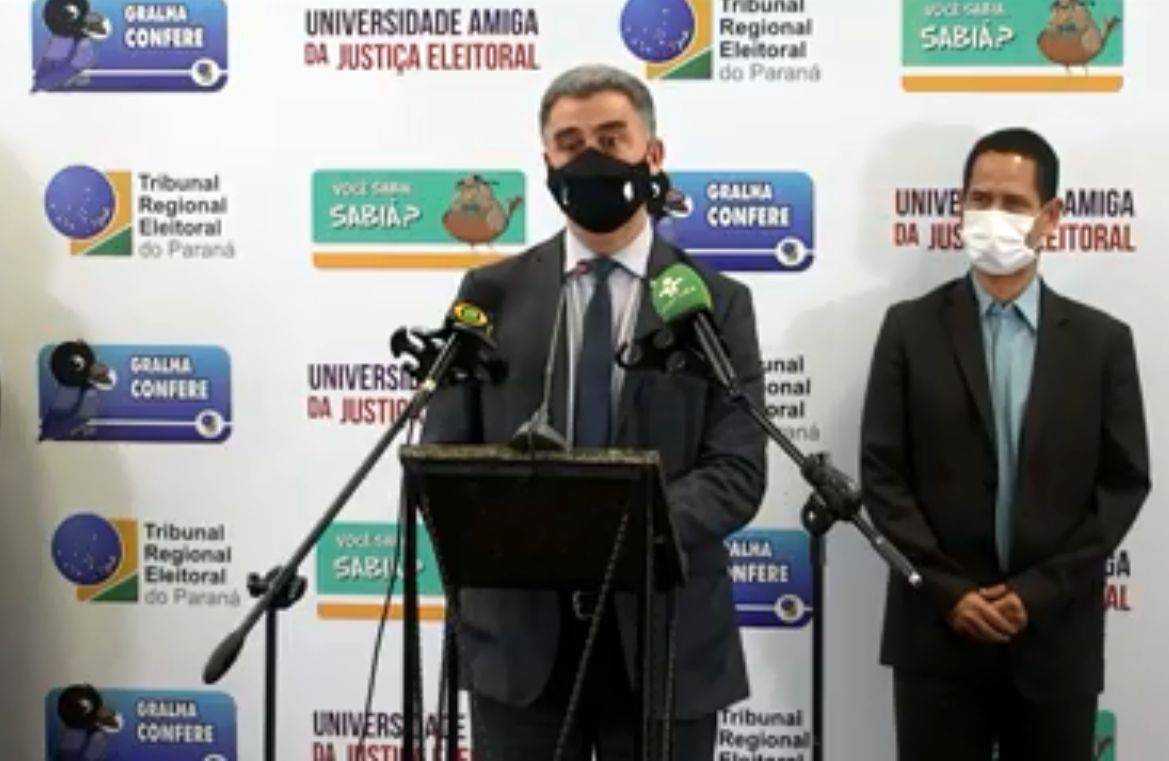 Desembargador Tito de Paula, presidente do TRE, em entrevista coletiva neste domingo (15)